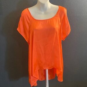 Vertigo Orange Flowy Top Keyhole sleeve Medium